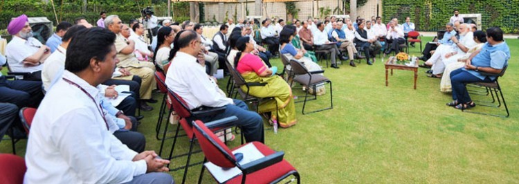 pm narendra modi, informal meeting with secretaries and officials