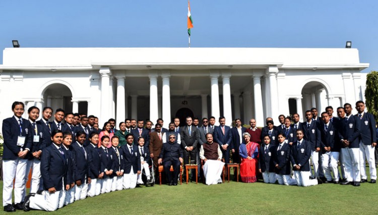 venkaiah naidu with a group of volunteers of national service scheme