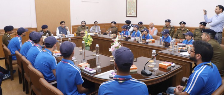 nityanand rai interacting with the j&k students on bharat darshan tour organised by the crpf