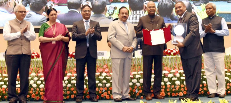 ram nath kovind presenting the national science & technology awards