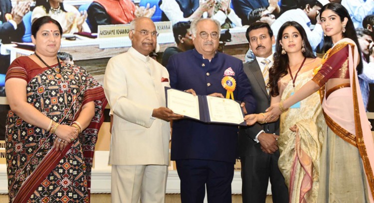 ram nath kovind presenting the best actress award to sridevi