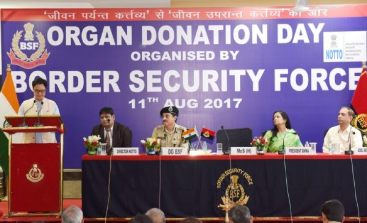 kiren rijiju in a group photograph, at the organ donation day-2017, organised by bsf