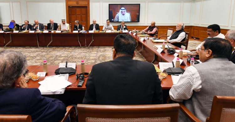 pm narendra modi meeting with international experts and ceo of oil and gas sector