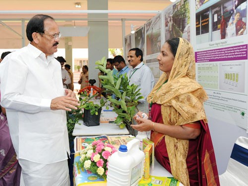 venkaiah naidu interacting with agriprenuers