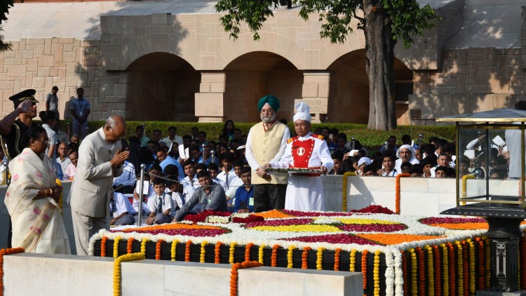 ram nath kovind paying homage at the samadhi of mahatma gandhi