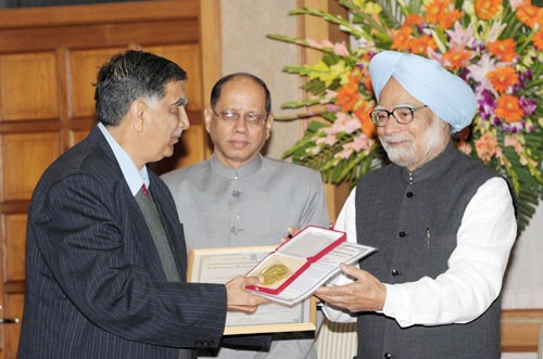 manmohan singh presenting the lifetime achievement award 
