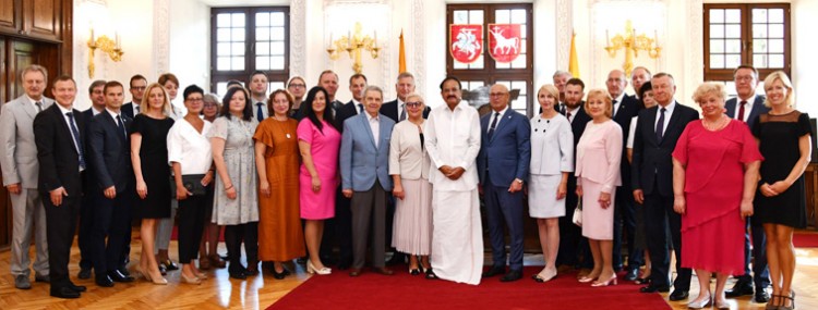 venkaiah naidu with the members of the indian delegation