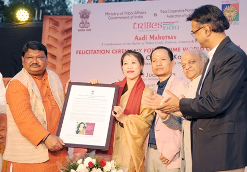 minister of tribal affairs honors mary kom