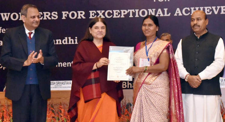 maneka sanjay gandhi presenting the national awards to anganwadi workers