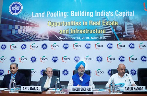 hardeep singh puri addressing at the conference