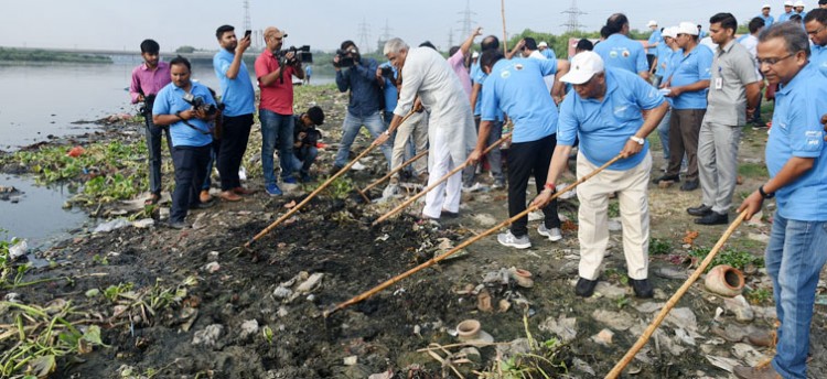 minister for jal shakti gajendra singh shekhawat offering shramdan