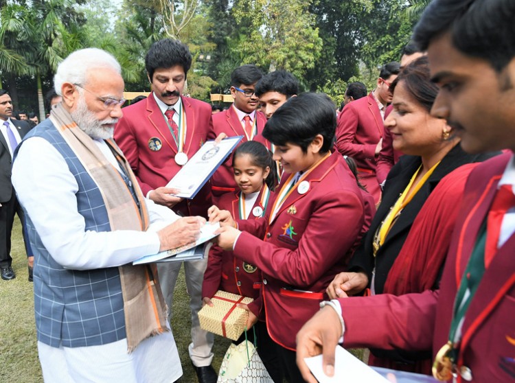 narendra modi interacting with the winners of rashtriya bal puraskar