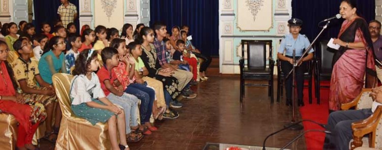 children of raj bhavan workers met anandiben