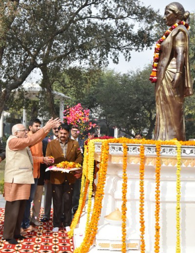 governor administers tribute to sarojini naidu