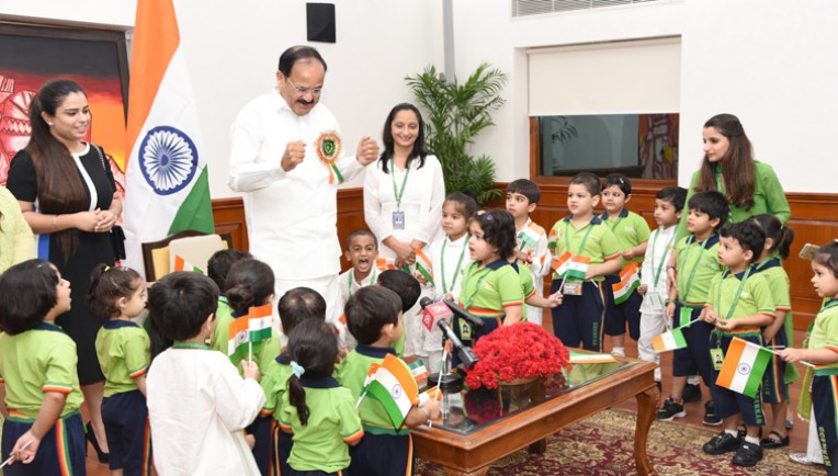 गोयनका प्रीस्कूल के बच्चे नायडू से मिले