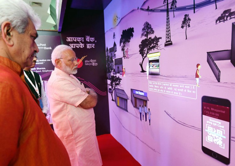 प्रधानमंत्री ने देखी प्रदर्शनी