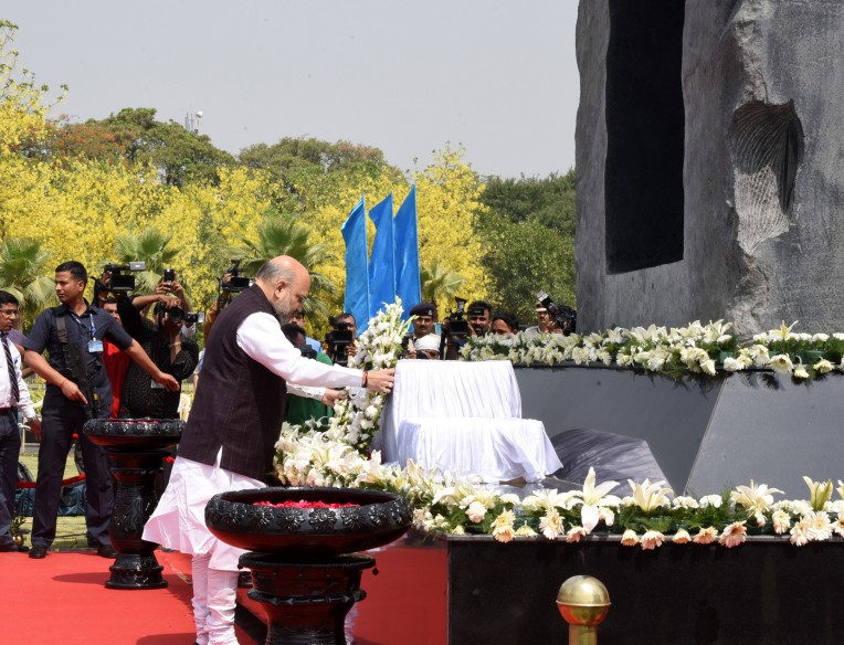 शिलाखंड पर माल्यार्पण