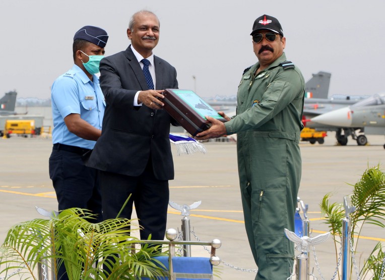 एचएएल ने तेजस के दस्तावेज सौंपे