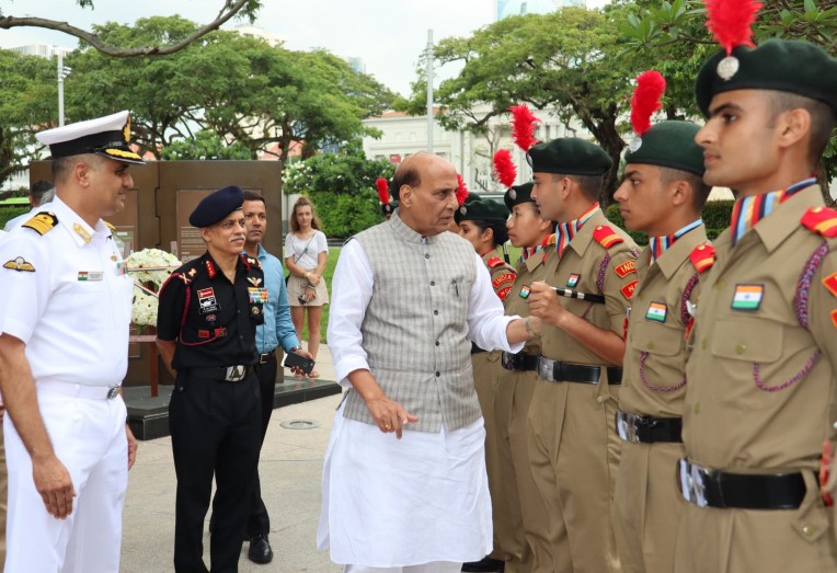 सिंगापुर में एनसीसी कैडेट्स से बातचीत