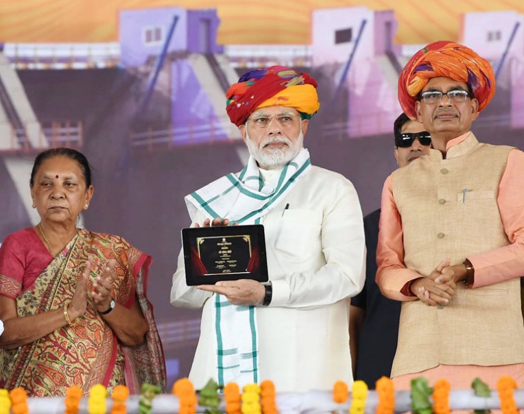 परियोजना के समर्पण समारोह में मोदी