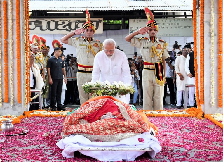 सुषमा स्वराज को अश्रुपूर्ण अंतिम विदाई