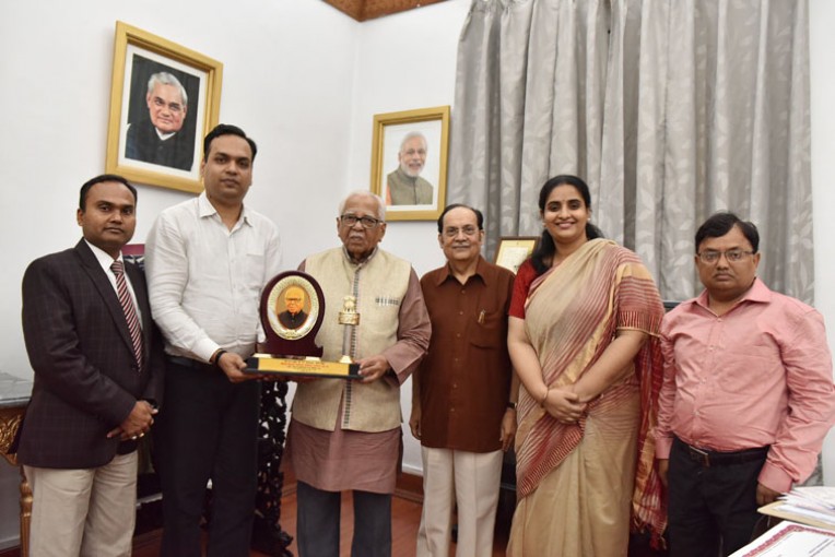 हेल्प यू ने राज्यपाल को सम्मानित किया