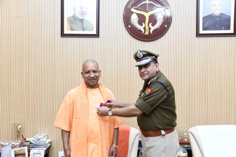 डीजीपी ने सीएम को पुलिस झंडा लगाया