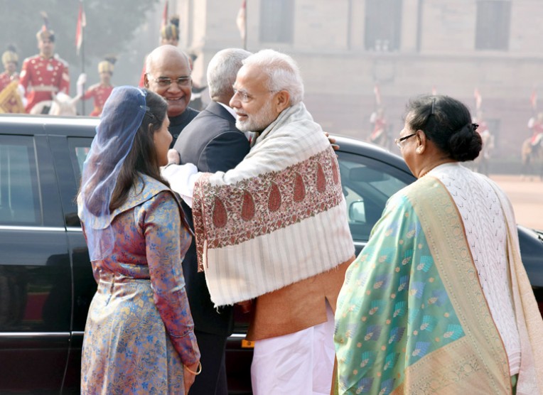 कोविंद व मोदी से गर्मजोशीभरी भेंट