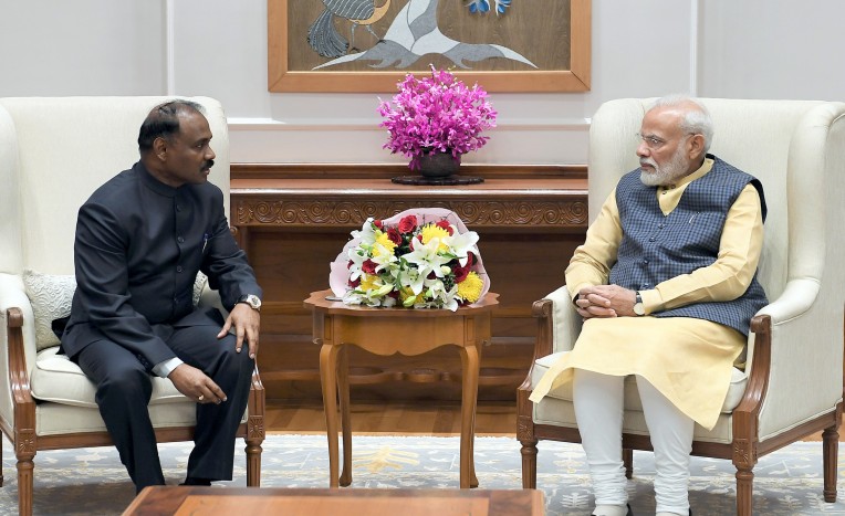 जम्मू-कश्मीर के एलजी पीएम से मिले