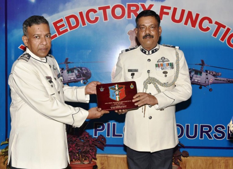 एयर कमोडोर को बीएफटीएस मेमेंटो