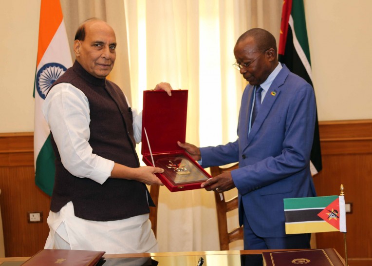 रक्षामंत्री को स्मृति‌ चिन्ह भेंट