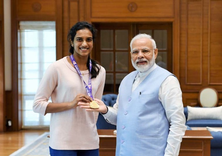 पीवी सिंधु ने प्रधानमंत्री को दिखाया स्वर्ण