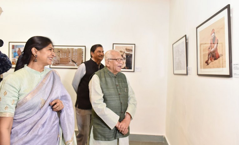फोटोग्राफी प्रदर्शनी देखते राज्यपाल