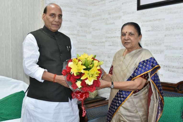 रक्षामंत्री से आनंदीबेन की भेंट