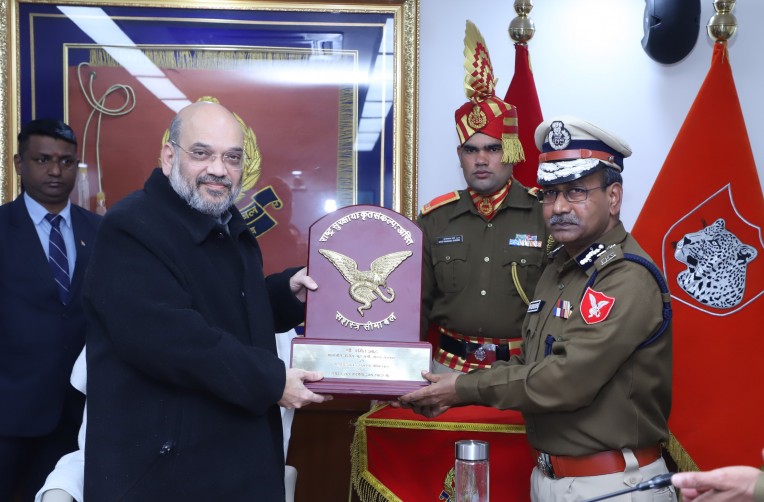 गृहमंत्री को स्मृति चिन्ह भेंट