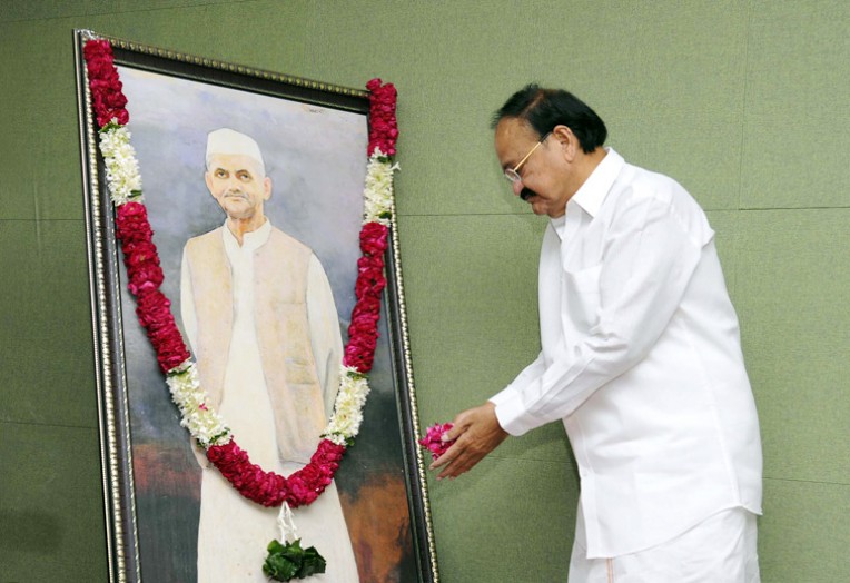 लालबहादुर शास्त्री को पुष्पांजलि