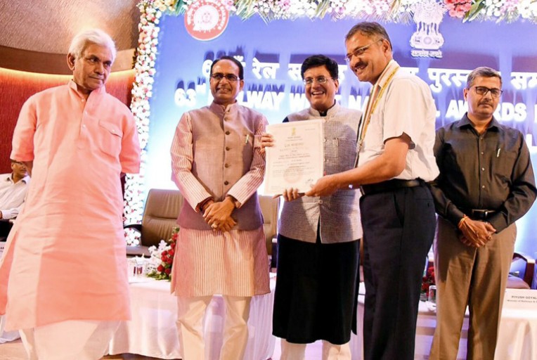 रेलमंत्री ने बांटे पुरस्कार