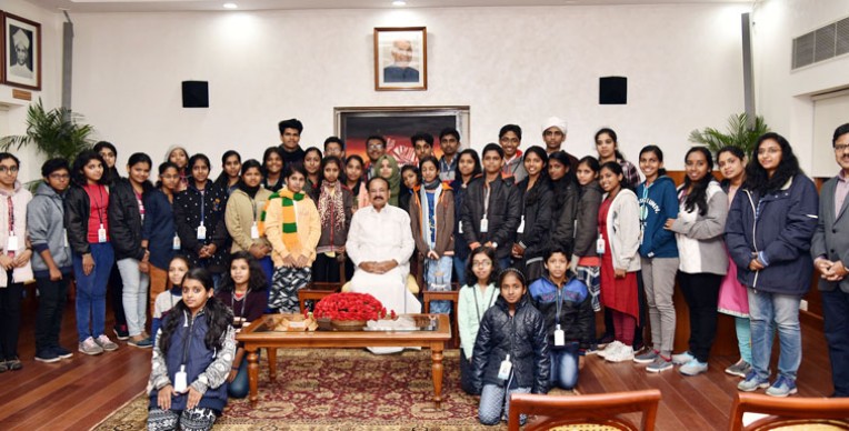 उपराष्ट्रपति से मिले केरल के छात्र