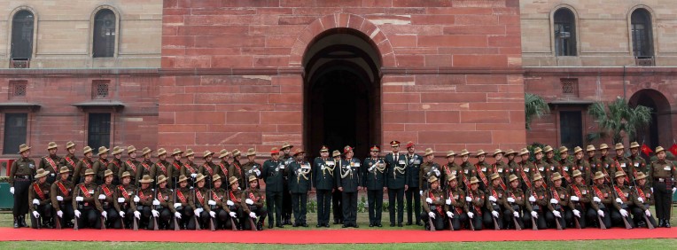 ग्रुप फोटो में सेनाध्यक्ष