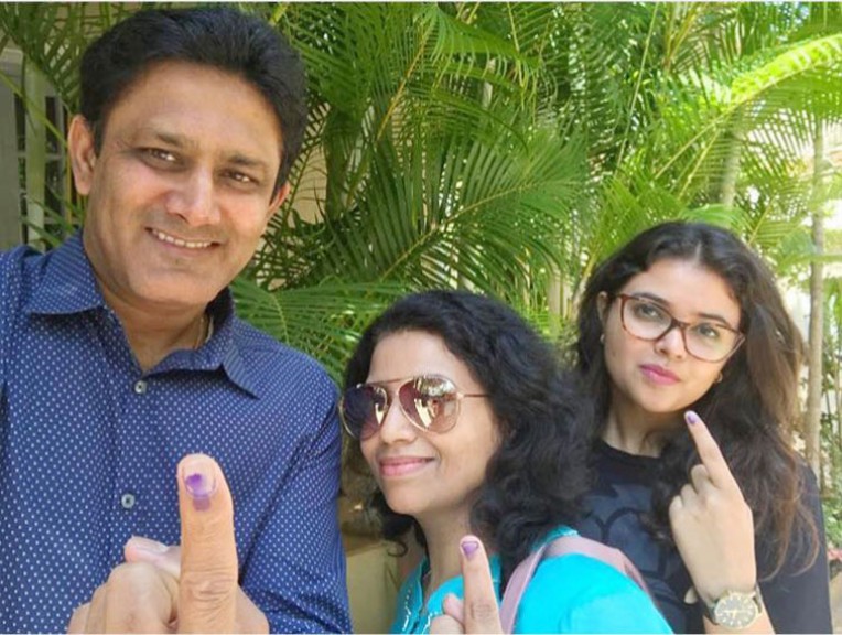 कुंबले ने परिवार के साथ किया मतदान