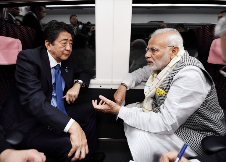 मोदी और शिंजो आबे का ट्रेन में सफर