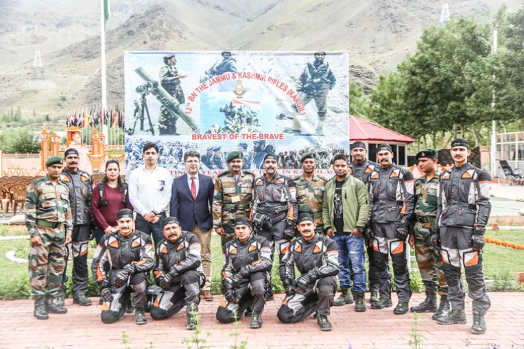 द्रास में सेना का मोटरसाइकिल दल