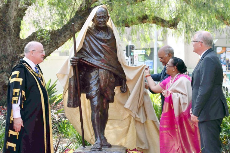 महात्मा गांधी की मूर्ति का अनावरण