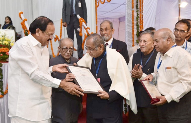 प्रशासनिक व प्रबंधकीय नेताओं को अवॉर्ड