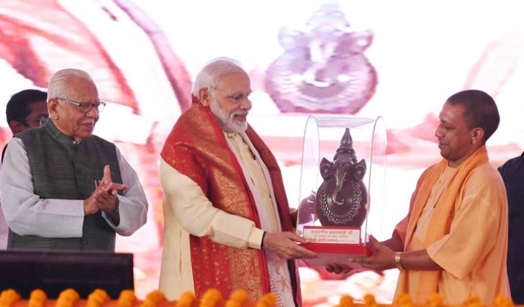 प्रधानमंत्री को योगी ने दिया स्मृति चिन्ह