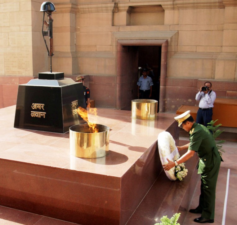 जनरल सो विन की शहीदों को पुष्पांजलि