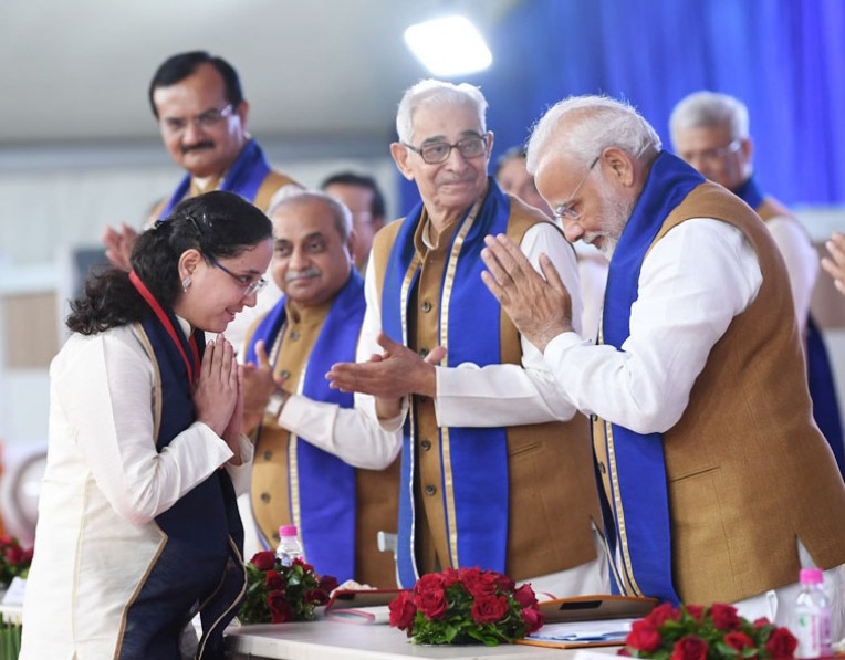 मेडल विजेता स्‍कॉलर्स का अभिवादन