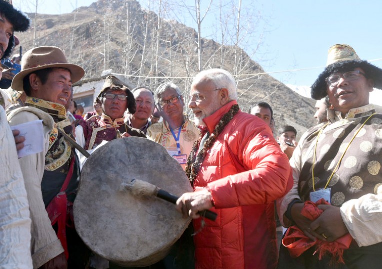 नेपाली वाद्य यंत्रों को बजाते मोदी