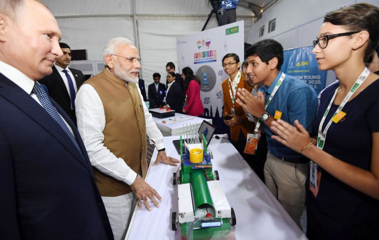 मोदी व पुतिन की बच्चों से बातचीत