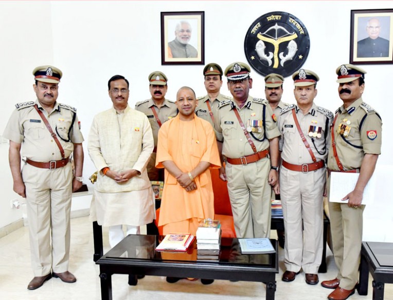 मुख्यमंत्री को पिन फ्लैग लगाया